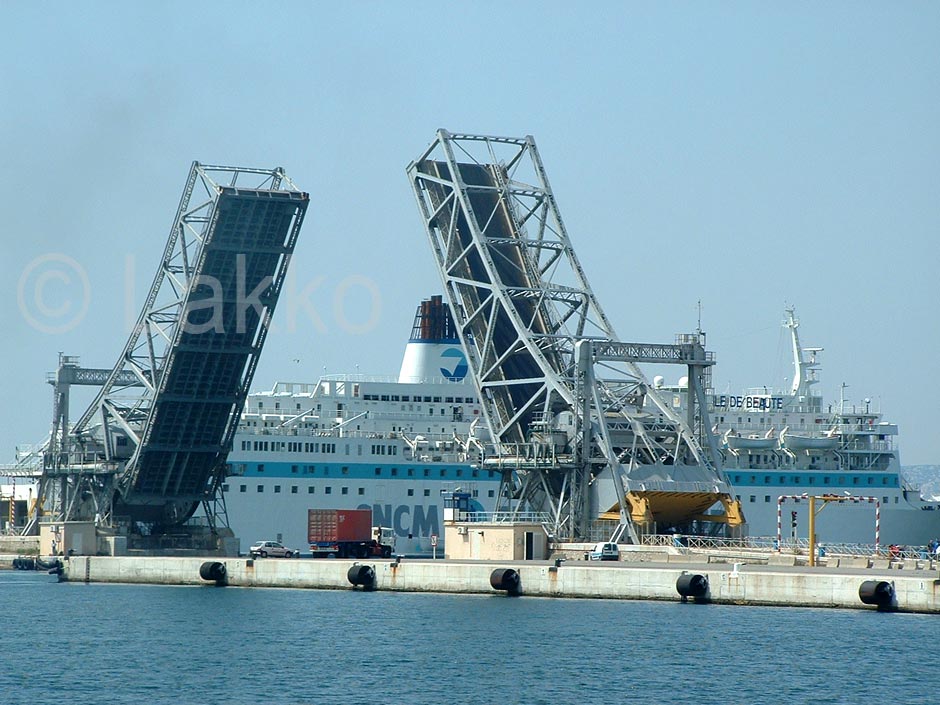 le pont levant dans le port ce commerce de Marseille