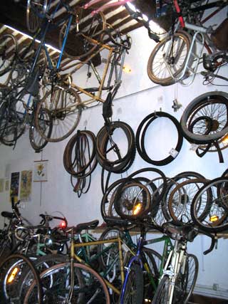 des vélos du sol au plafond