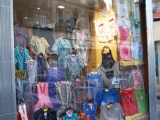 la vitrine avec modles de blouses et tabliers