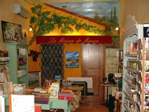 cabanon en trompe l'oeil au fond de la boutique
